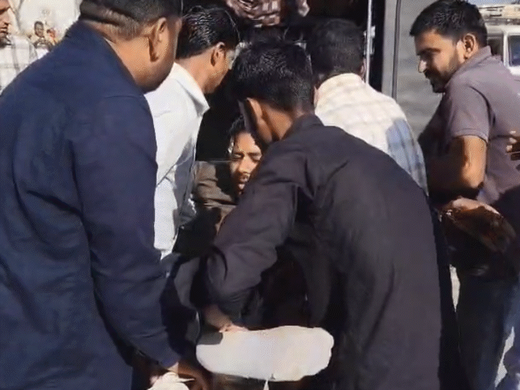 युवक के पैरों में चोट आई है वह खड़ा नहीं हो पा रहा था।