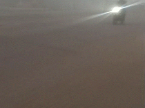 रायपुर के अमलेश्वर इलाके में सुबह घनी धुंध छाई रही। लाइट जलाकर वाहन चलाने पड़े।