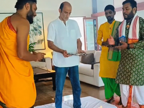 বাড়িতে বাস্তু শান্তি হবন করলেন অক্ষয় খান্না: ‘ধুরন্ধর’-এর সাফল্যের মধ্যে অভিনেতার আলিবাগের বাংলোতে পুজো হয়েছিল, দেখুন ভিডিও।