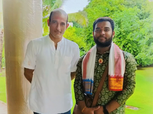 पुजारी शिवम म्हात्रे के साथ अक्षय खन्ना ने फोटो भी खिंचवाई।