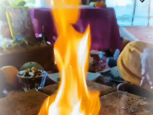 अलीबाग में अपने घर पर हवन करते हुए अक्षय खन्ना।