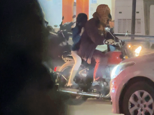 दुर्ग में नशेड़ियों ने सड़क पर उत्पात मचाया। ठेले वाले को जमकर पीटा।