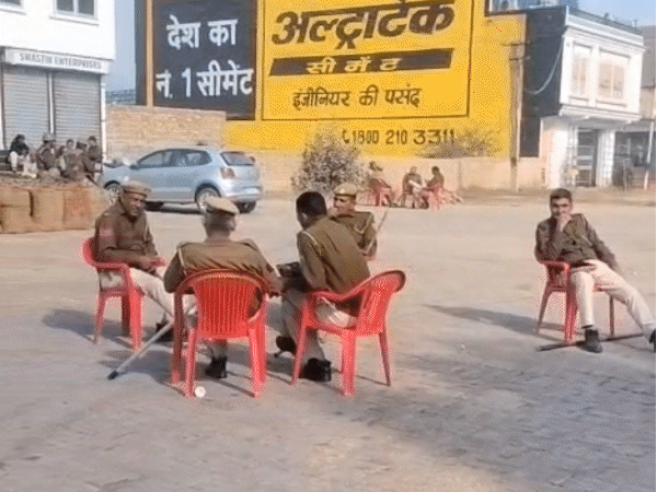 किसान महापंचायत पुलिस प्रशासन अलर्ट है, कलेक्ट्रेट से करीब आधा किलोमीटर पहले से रास्ता बंद।