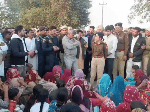 ग्रामीणों को आश्वासन देने पहुंची डबवाली एसपी निकिता खट्‌टर।