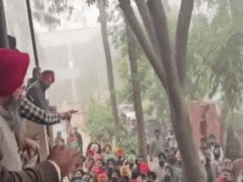 लुधियाना के माछीवाड़ा के काउंटिंग सेंटर में हंगामे करते पार्टियों के एजेंटों को समझाते अधिकारी। एजेंटों के अंदर आने पर मोबाइल की चेकिंग की गई।