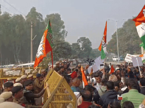 पंचकूला में पुलिस ने कांग्रेस वर्करों को भाजपा कार्यालय के बाहर बैरिकेड लगाकर रोका है।
