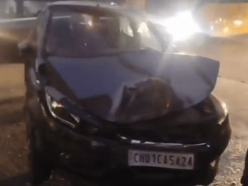 फरीदाबाद में स्कूल बस की टक्कर से क्षतिग्रस्त कार का अगला हिस्सा।