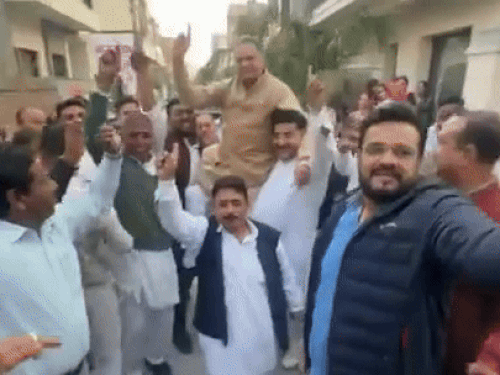 हांसी के विधायक विनोद भयाणा ने समर्थकों के बीच डांस किया था।