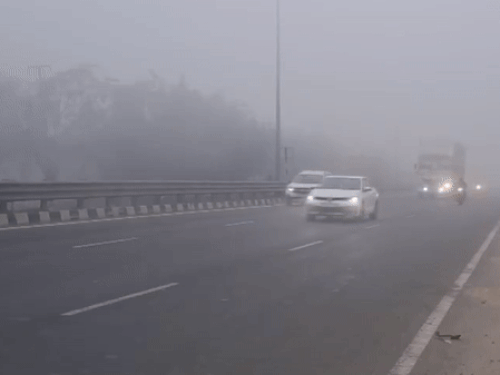 हरियाणा के हिसार में हाईवे पर बुधवार सुबह कोहरा के कारण दिन में गाड़ियों की लाइटें जलानी पड़ीं।