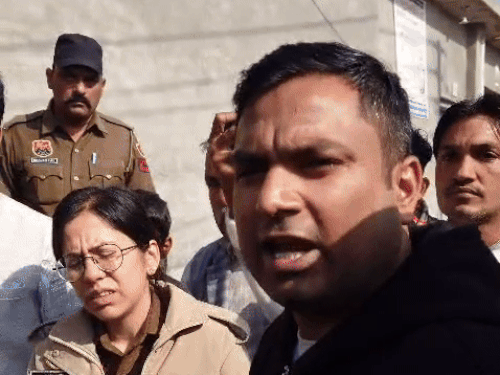 खेड़ी बिश्नोई गांव में बच्ची के परिवार से बात करतीं SP निकिता खट्‌टर।