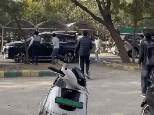 स्कॉर्पियो सवारों ने बैक दौड़ाकर भी युवकों को कुचलने की कोशिश की।