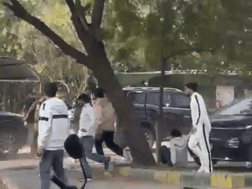 स्कॉर्पियो सवारों के जाने के बाद घायलों को दूसरे युवकों ने संभाला।