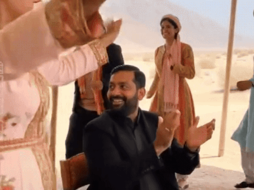 वीडियो के एंड में नायब सैनी को कुर्सी पर बैठा दिखाया गया है, उनके चारों तरह लोग नाच रहे हैं।