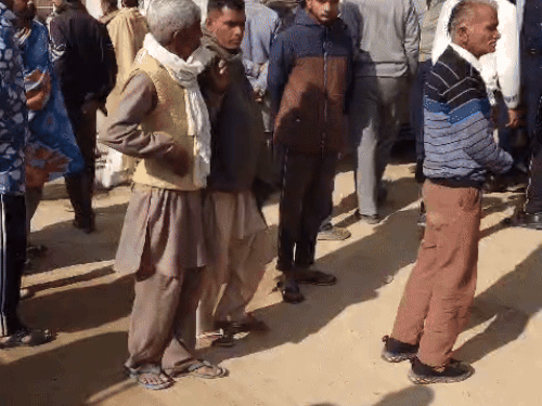 रामपुरा बिश्नोईयां में बच्ची के घर पर मौजूद ग्रामीणों की भीड़।