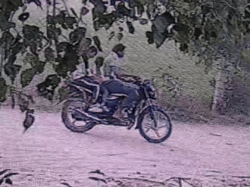 बाइक पर बच्ची को ले जाता युवक संजय सीसीटीवी में कैद।