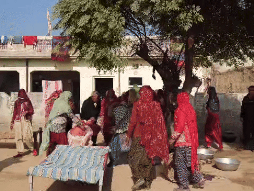 बच्ची के घर पर उसकी मां व परिजनों का रो-रोकर बुरा हाल है।