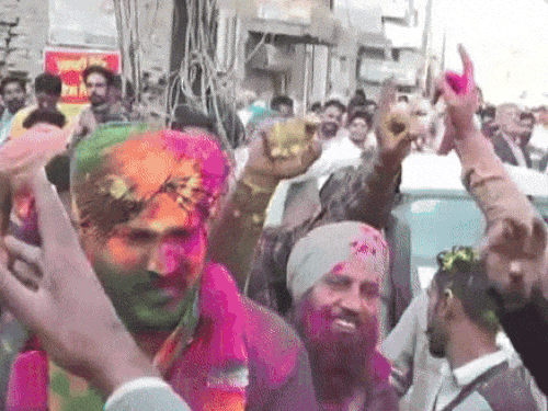 बठिंडा और अमृतसर में उम्मीदवारों की जीत का जश्न मनाते समर्थक।