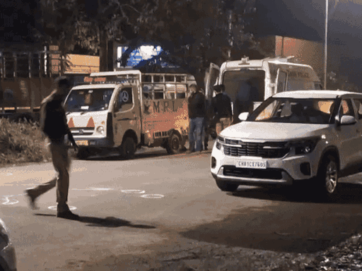 हत्या के बाद जांच करती पुलिस।