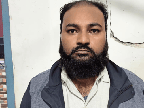 बुर्का न पहनने पर फारुख ने पत्नी और दो नाबालिग बेटियों की हत्या कर दी।