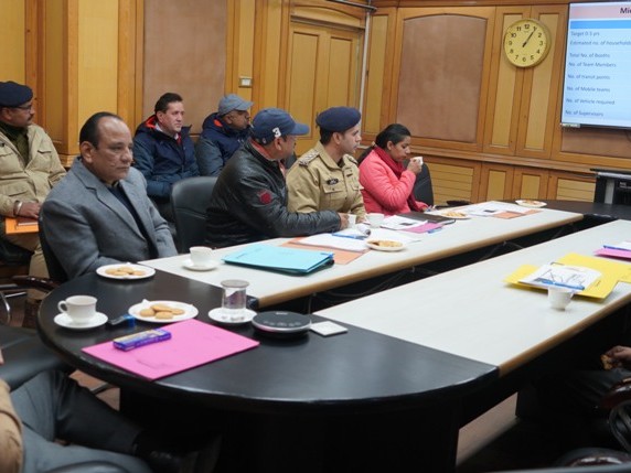 पल्स पोलियो अभियान को लेकर मीटिंग करते स्वास्थ्य विभाग के अधिकारी