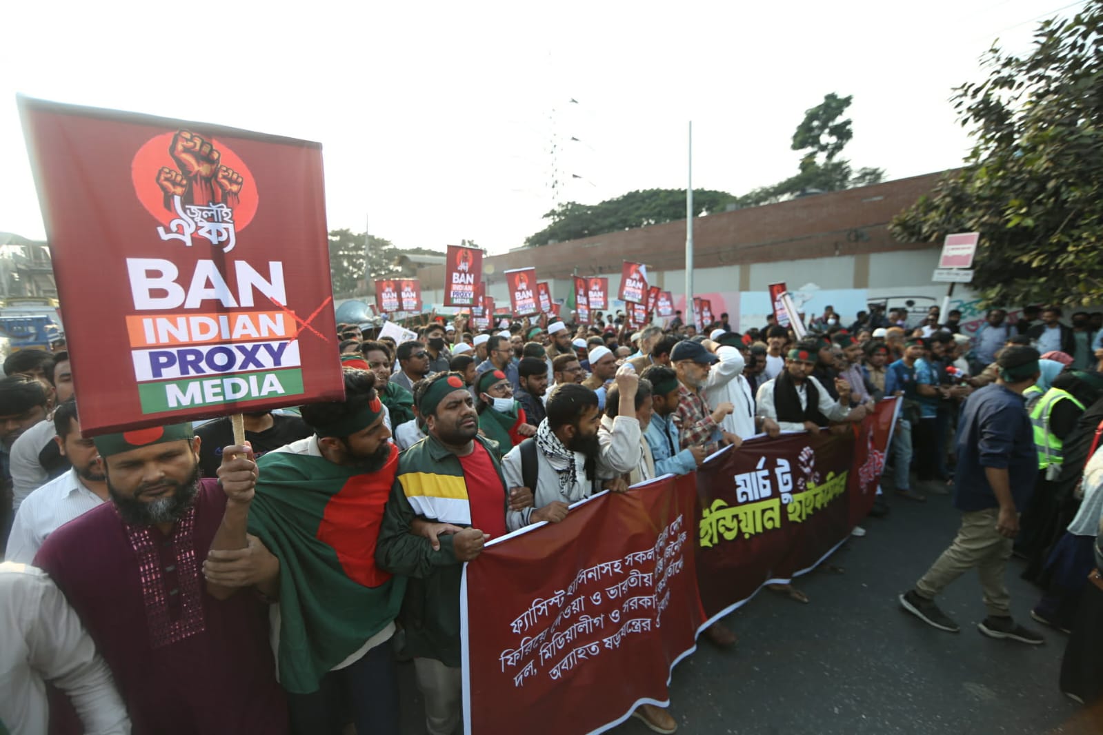 प्रदर्शनकारी 'दिल्ली नहीं, ढाका; ढाका, ढाका' जैसे नारे लगा रहे थे