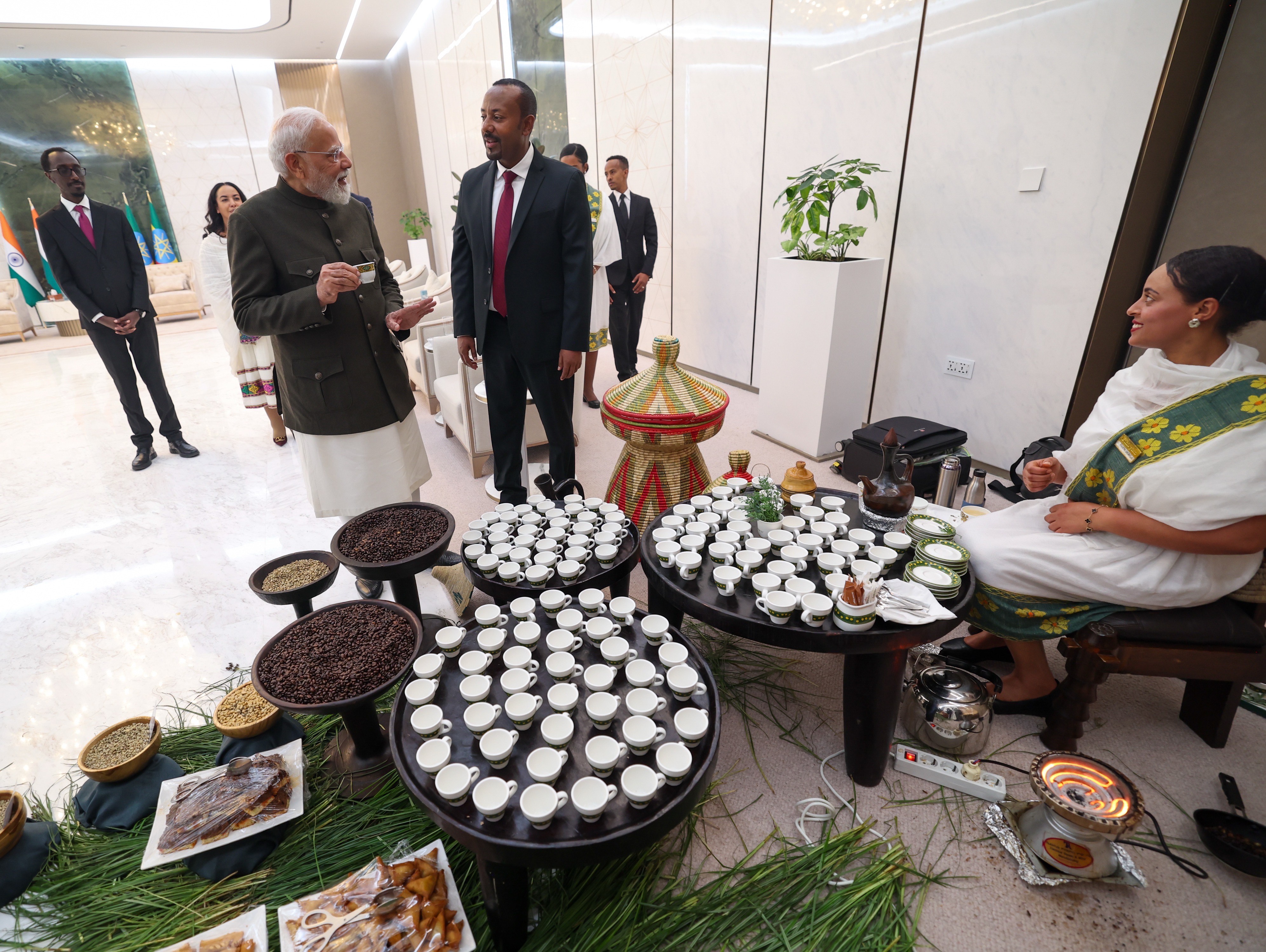 एयरपोर्ट पर PM अहमद अली ने मोदी को पारंपरिक कॉफी भी पिलाई।