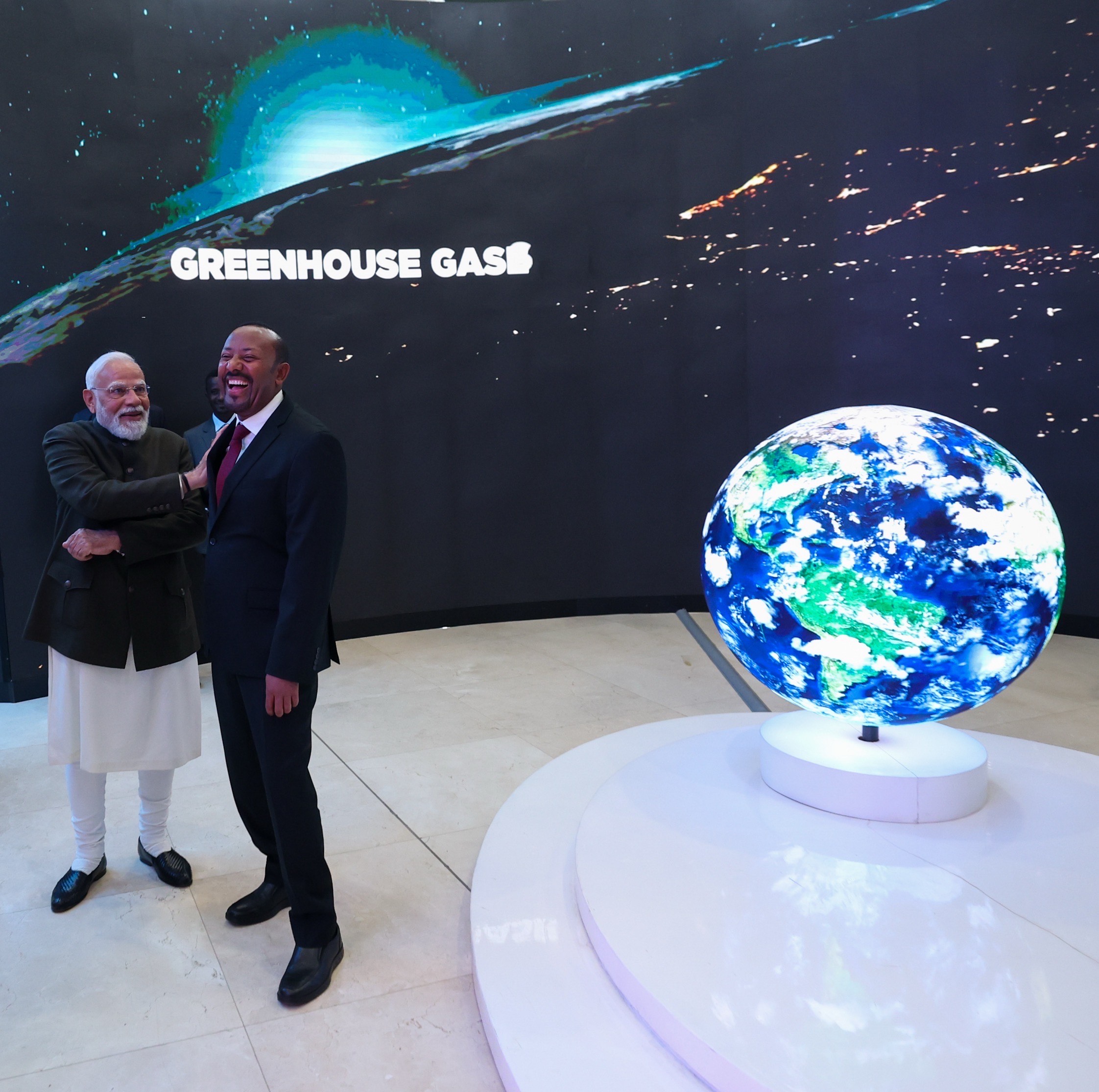 मोदी को प्रधानमंत्री अबी अहमद अली ने साइंस म्यूजियम दिखाया।