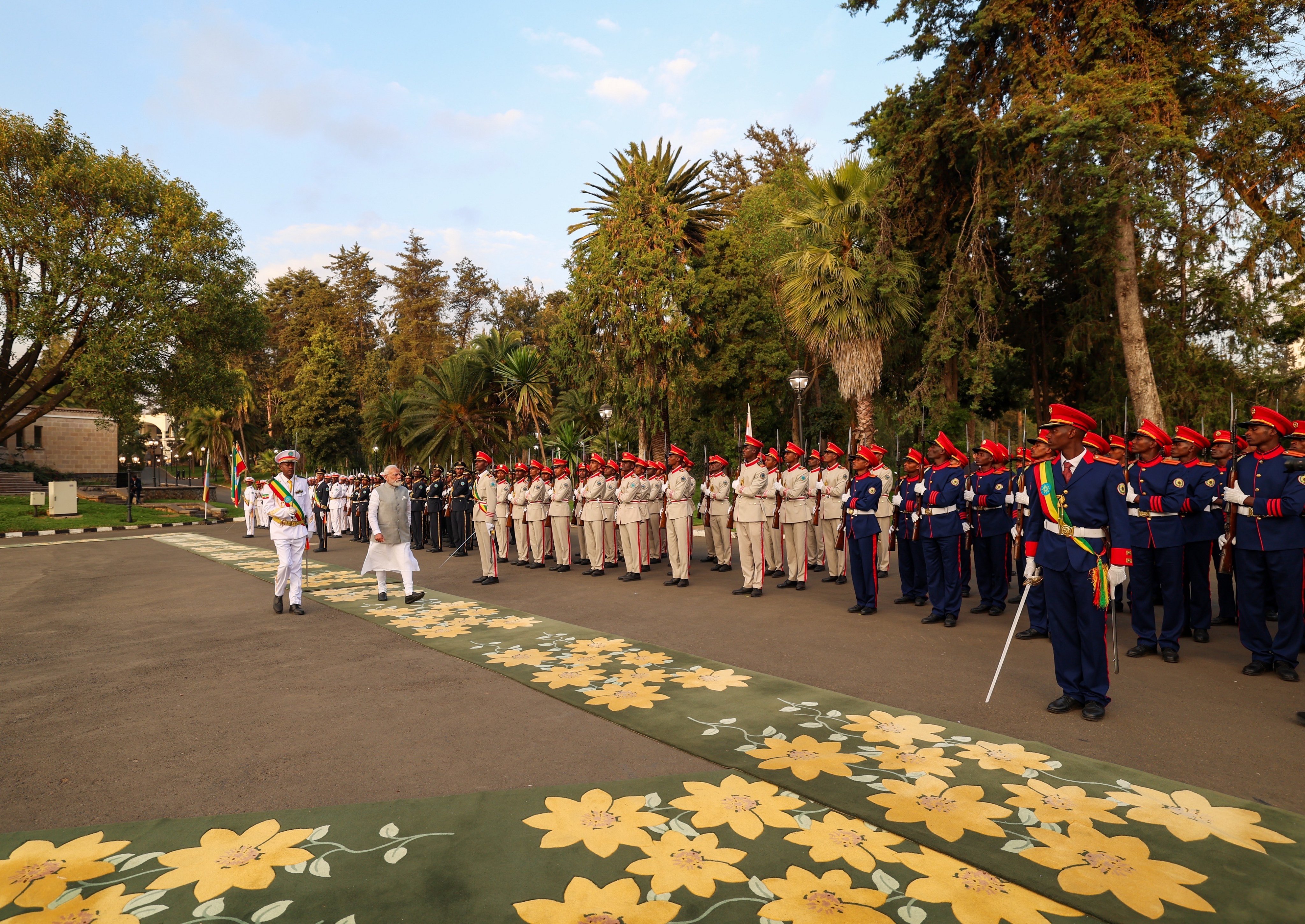 इथियोपिया के PM अबी अहमद अली ने मोदी का नेशनल पैलेस में स्वागत किया है।