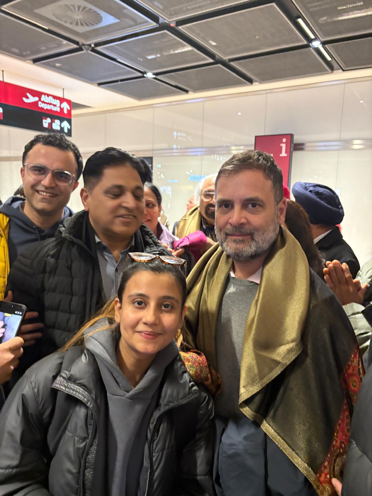 राहुल गांधी का बर्लिन पहुंचने पर कार्यकर्ताओं ने स्वागत किया और उनके साथ फोटो खिंचवाई।