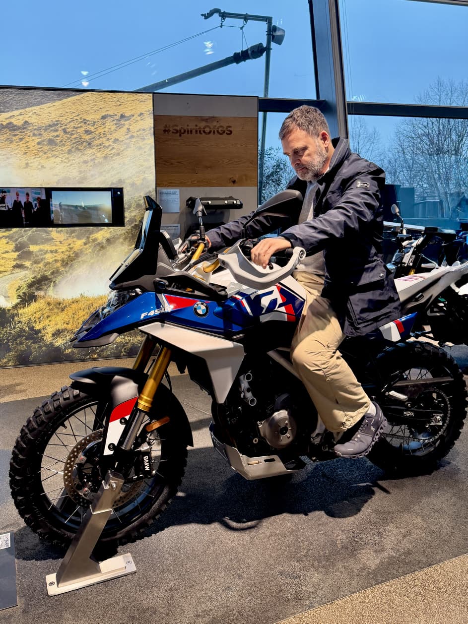 राहुल गांधी ने BMW और TVS की पार्टनशिप में डेवलप 450cc बाइक देखी। उन्होंने इसे भारतीय इंजीनियरिंग के लिए गर्व का पल बताया।