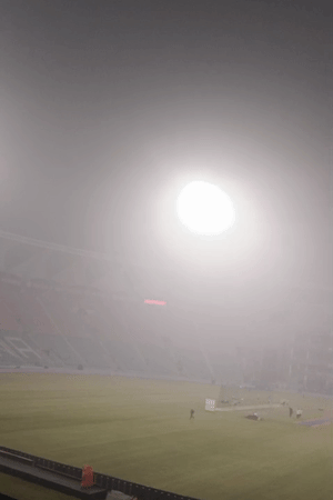 तस्वीर मंगलवार शाम करीब 7 बजे की है, जब टीम इंडिया प्रैक्टिस कर रही थी। इकाना में कोहरा अंदर तक छाया हुआ था।