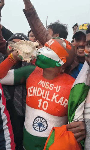 સચિન તેંડુલકરના ફેન સુધીર શંખ લઈને પહોંચ્યા હતા. તેમણે ટીમ ઈન્ડિયાની જીત માટે શંખનાદ કર્યો હતો.