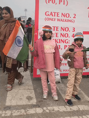 મેચ જોવા આવેલા બાળકોએ ઈકાના સ્ટેડિયમની બહાર તિરંગો લહેરાવ્યો હતો.