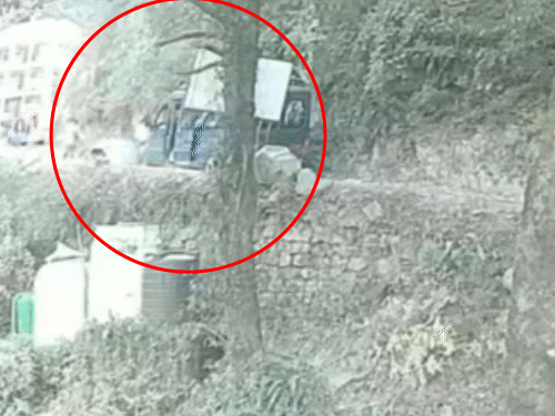 चंबा के डलहौजी में ट्रैवलर गाड़ी में चढ़ते टूरिस्ट।