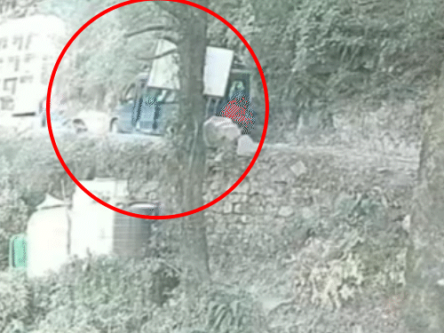 लोगों के बैठने के बाद गाड़ी पीछे खिसकने लगी।