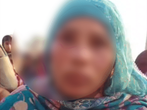 बच्ची की मां जानकारी देते हुए।