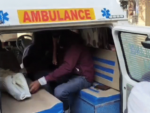 डबवाली अस्पताल में पोस्टमॉर्टम के बाद बच्ची के शव को एम्बुलेंस में रखते हुए।