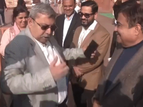 कल्याण बनर्जी और नितिन गडकरी के बीच बुधवार को संसद परिसर में बातचीत हुई। - Dainik Bhaskar