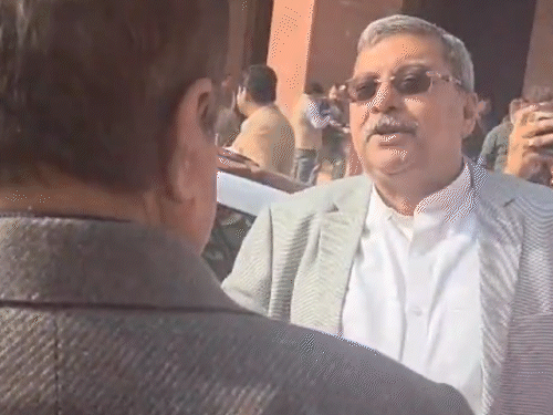 कल्याण और गडकरी के बीच करीब 5 मिनट बातचीत हुई।