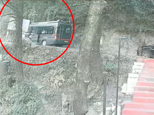 चलती गाड़ी से लोग कूदने लगे।