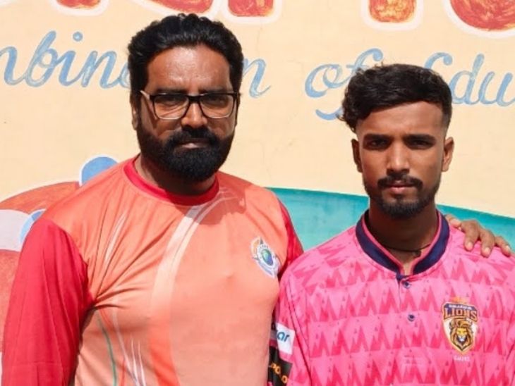 कोच कल्याण सिंह के साथ विशाल निषाद। उन्हें पंजाब किंग्स ने 30 लाख में खरीदा। - Dainik Bhaskar