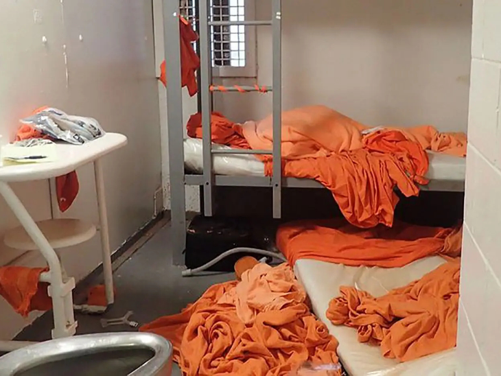 ये तस्वीर एपस्टीन के सेल की है, जहां वो बेहोश मिला था और बाद में डॉक्टरों ने उसे मृत बताया था।