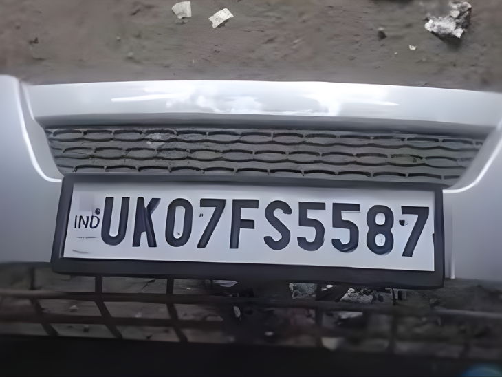 मौके पर कार का बोनट अलग बिखरा था।