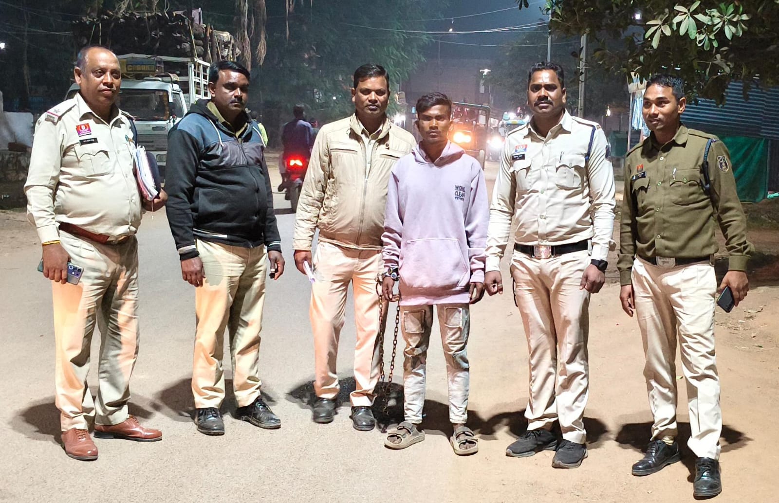 पुलिस ने नाबालिग समेत दो आरोपियों को गिरफ्तार किया है।