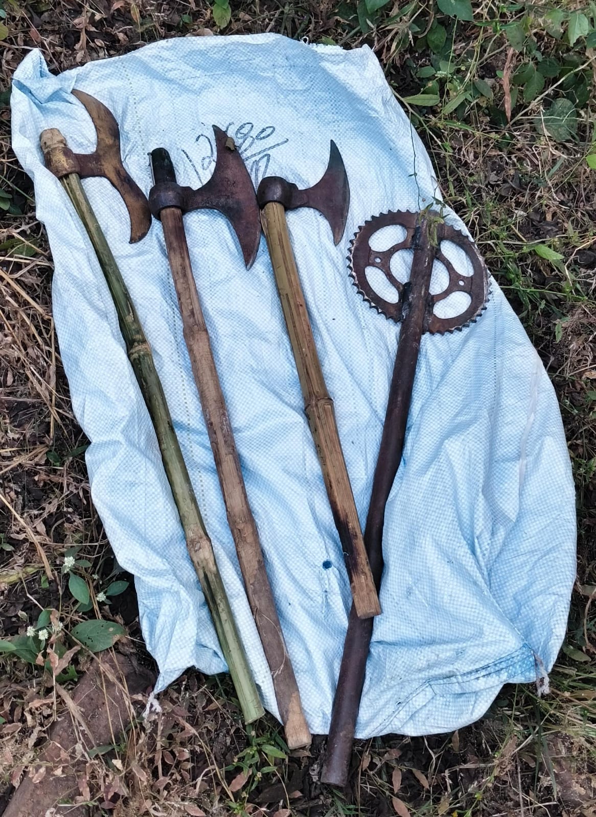 आरोपियों से पुलिस ने लोहे का हथियार बरामद किया है।