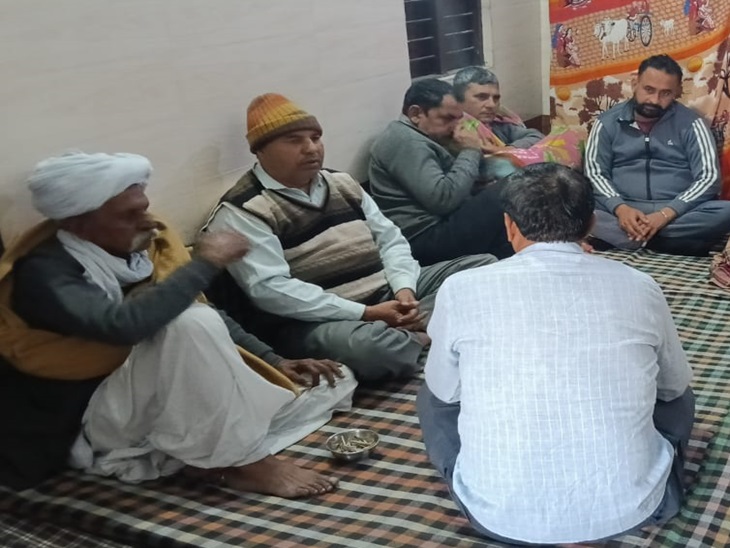 वैशाली के घर पर बैठे परिजन व ग्रामीण