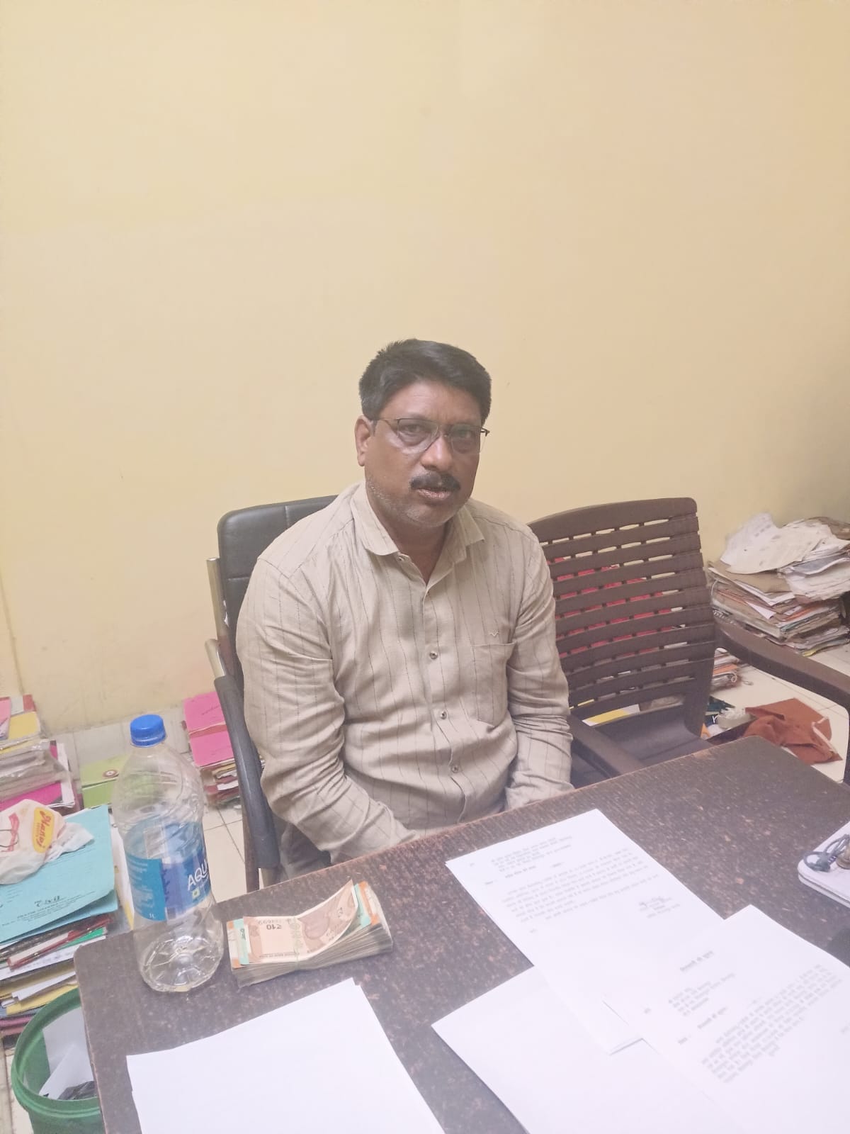 नक्शा पास करने के एवज में क्लर्क के जरिए मांगे पैसे।