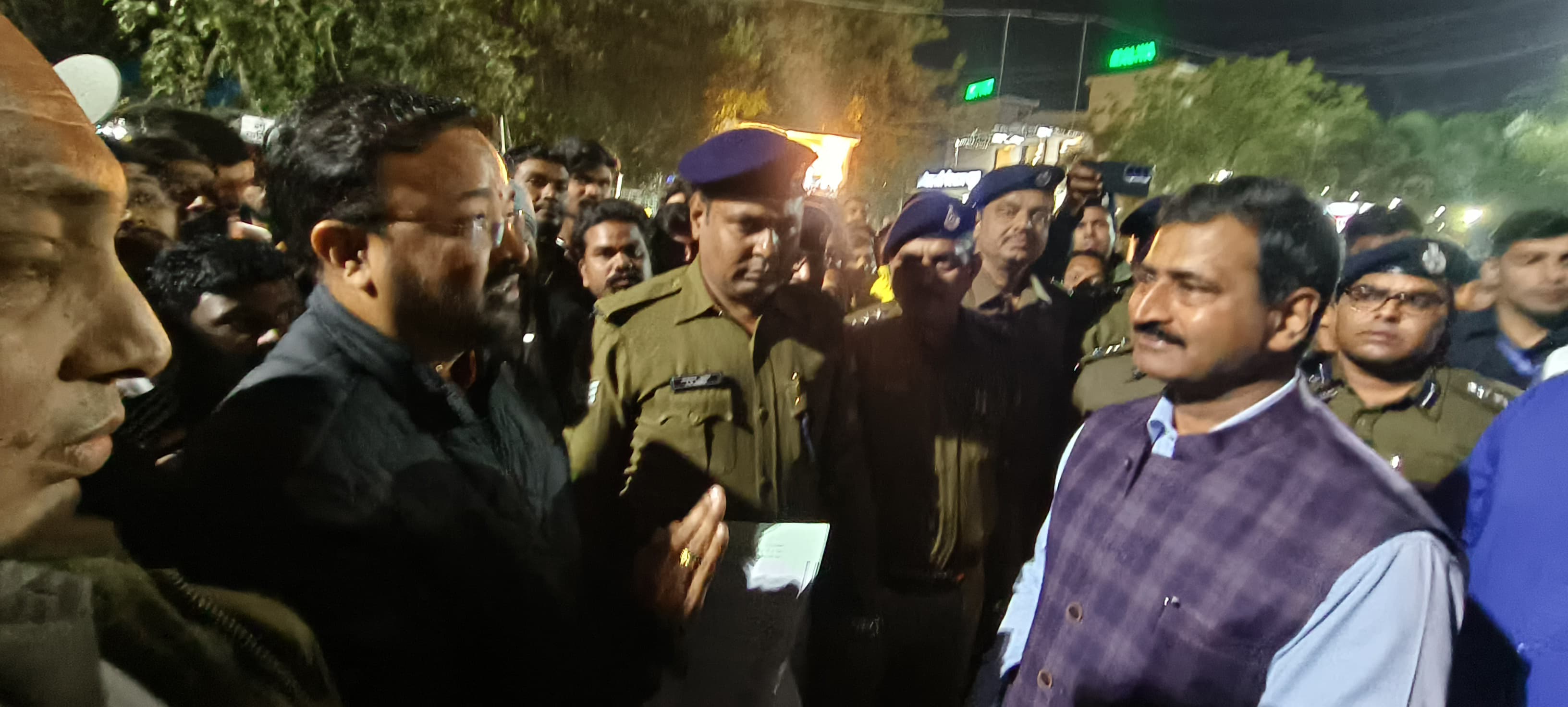 सीनियर डीसीएम की जीएम को शिकायत करते रेल संघर्ष समिति सदस्य।