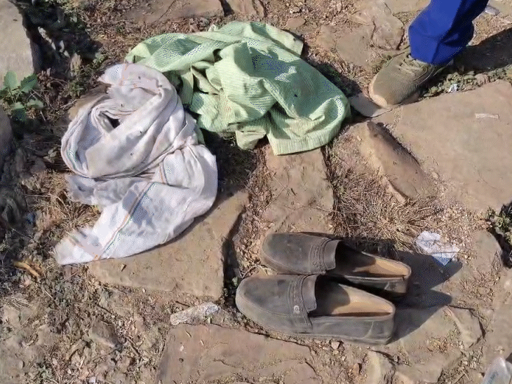 कुएं के पास कपड़े और जूते मिले थे।