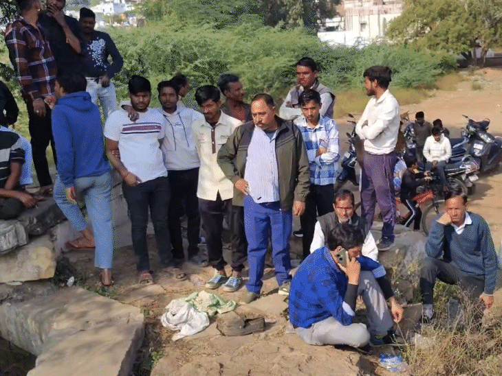 जानकारी लगते ही लोगों की भीड़ इक्कठा हो गई।